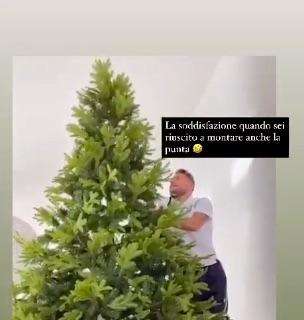 Lazio, a casa Immobile è già Natale: Ciro e Jessica preparano l'albero - FOTO