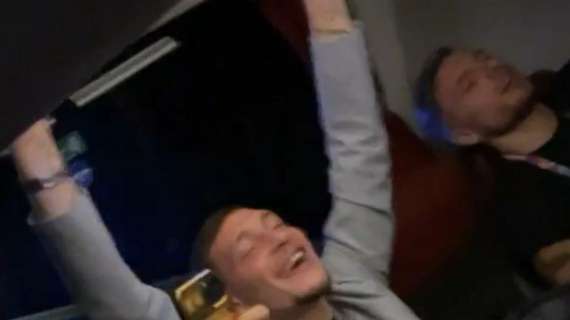 Italia, il coro che è diventato rito: sul pullman si festeggia un'altra "notte magica" - VIDEO