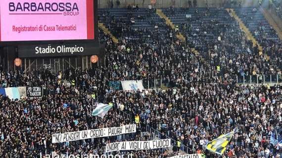 Lazio - Lecce, lo striscione della Nord: "Onore ai vigili del fuoco uccisi" - FT