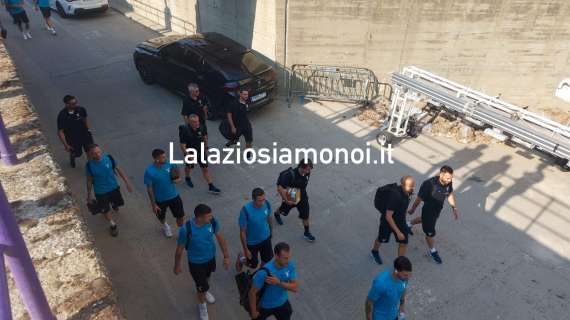Valladolid - Lazio, la squadra arriva al José Zorrilla: applausi degli avversari per Pedro - VIDEO