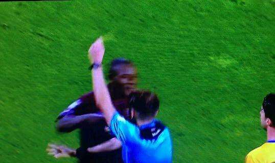 Salernitana-Frosinone, finale di primo tempo turbolento all'Arechi: Minala spinge l'arbitro e viene espulso