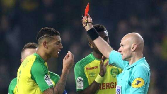 Ligue 1, sospeso per 8 mesi per aver sgambettato un giocatore: Chapron nominato miglior arbitro dell'anno