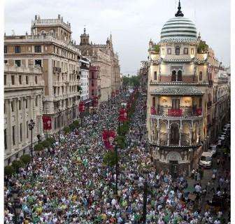 GUARDA IL VIDEO - Lotito Vattene?? No!! Lopera Vattene!! 30.000 tifosi del Betis contestano il loro presidente in piazza