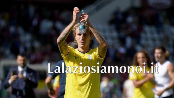 Lazio, Rovella tifoso in campo: il coro dopo la vittoria contro il Torino - FOTO