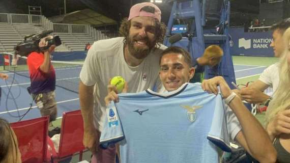 Lazio, Opelka posa con la maglia biancoceleste: lo scatto - FOTO