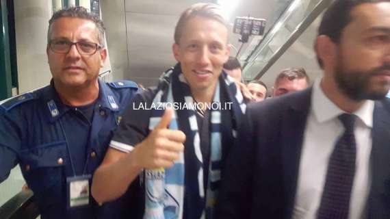Ecco il colpo Lucas Leiva, sbarca a Fiumicino tra l'entusiasmo dei tifosi: "Sono felice, forza Lazio" -  FT&VD