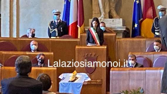 Lazio, al Campidoglio il ricordo della Raggi per Diaconale: l'applauso della sala