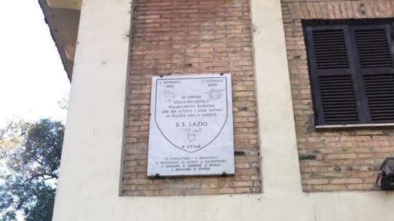 Lazio, ripulita la targa del Centenario. Cochi: “Brave ragazze del Sodalizio e Rione Prati”