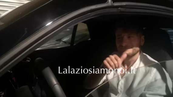 Lazio, la squadra a cena fuori: gli scatti dell'arrivo dei calciatori - VD