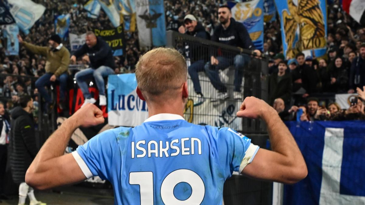Lazio, Dele-Bashiru esalta Isaksen: "Bravo Robben!". Il siparietto - FOTO