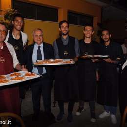 Lazio, camerieri per una sera: i giocatori stasera all'evento di Suor Paola
