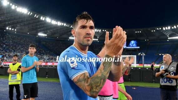 Lazio - Bologna, all'Olimpico lo scatto di Romangoli con un tifoso d'eccezione - FOTO