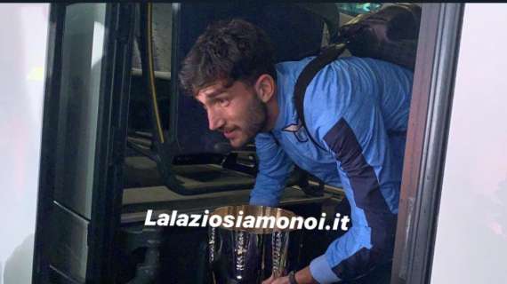 Lazio, i tifosi in delirio per la Supercoppa: "Alzatela ancora" - VIDEO