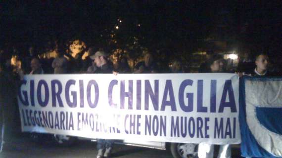 Centinaia di tifosi per ricordare Long John... Stefano Re Cecconi: "Fa parte della mia storia, per lui e mio padre Lazio bene supremo". Rocchi: "Ritirare la maglia numero nove? Per me non è un problema" - FOTO e VIDEO