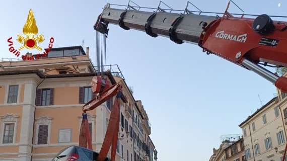 Roma, carambola incredibile: finisce con l'auto sulla scalinata di Trinità dei Monti