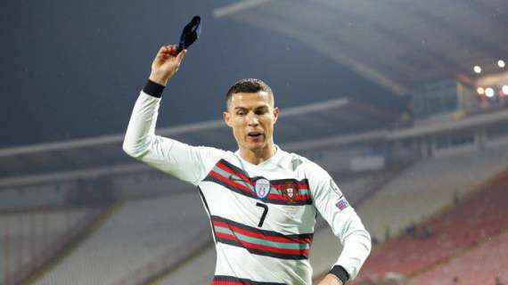 Portogallo, non convalidato gol regolare a Ronaldo: CR7 diventa una furia e lancia la fascia da capitano