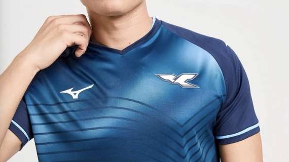 Lazio, la nuova terza maglia è già in vendita in negozio: i dettagli - FOTO