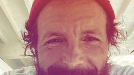 Jovanotti, sul palco con la maglia della Roma. Poi spiega: "Non ci capisco un ca**o"