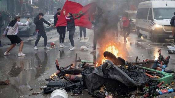 Marocco batte Belgio, la città prende fuoco! Scene di ordinaria follia - VIDEO