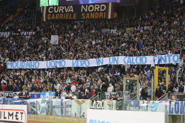 Cori e sfottò da una parte e dell'altra e per una volta lo stadio è tutto per Mourinho...Da brividi il ricordo di Gabriele...