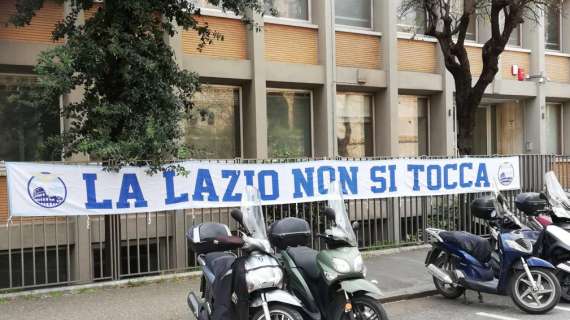 Lazio, processo Tamponi: esposto uno striscione fuori dal Tribunale - FOTO