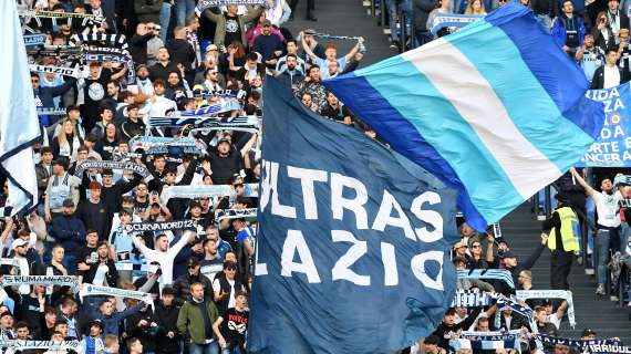 Lazio - Napoli, la Tevere si tinge di bianco e celeste: la coreografia - FOTO