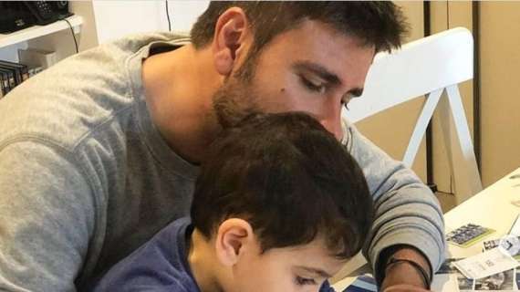 Lazio, Di Battista guida il piccolo Andrea alla lazialità: "Di padre in figlio" - FOTO