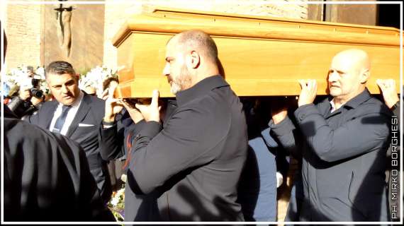 Funerali Mihajlovic | La gallery della mattinata: tante lacrime fra gli ex