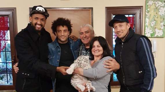 Felipe Anderson, Wallace e Leiva fanno visita a Bianca, cucciolo di tigre del Parco delle Star
