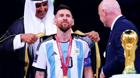 Messi e il mantello nero indossato ai Mondiali: offerta una cifra "monstre" per averlo!