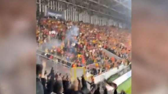 Turchia, immagini terribili: un razzo colpisce un tifoso allo stadio! - VIDEO