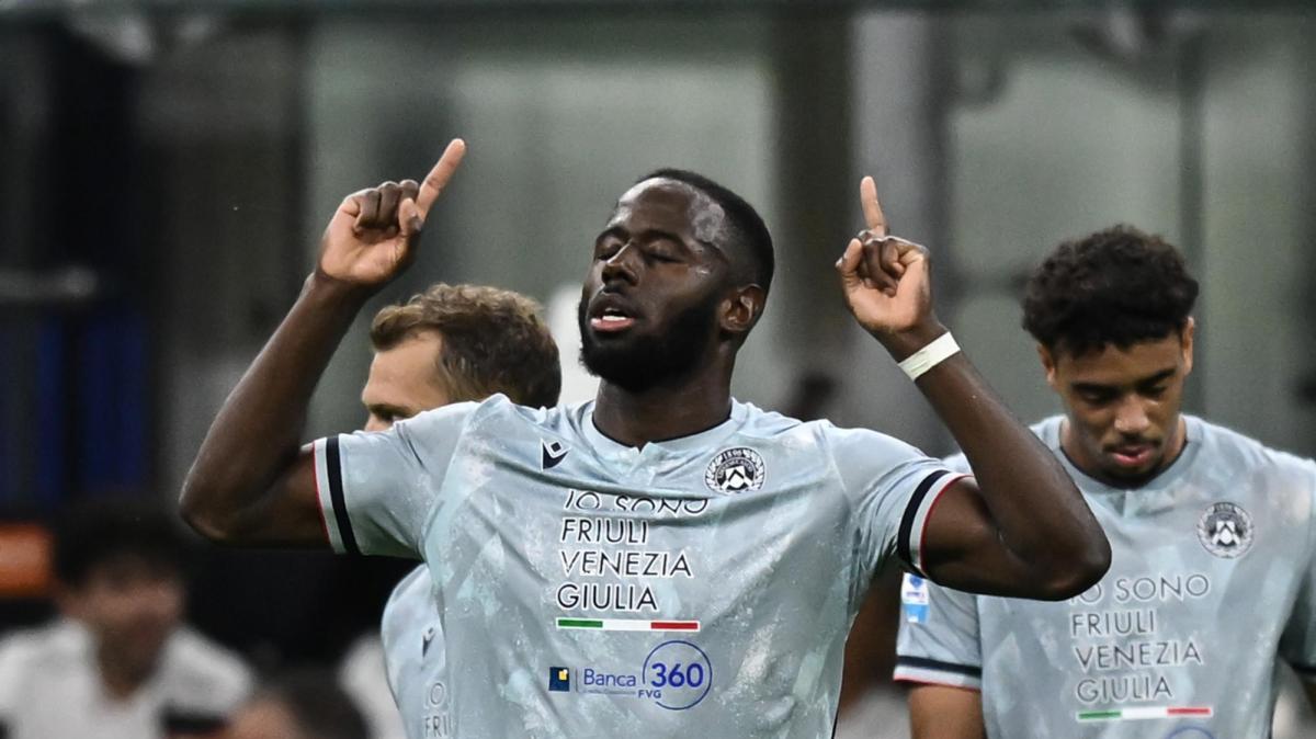 Udinese, a Dazn chiedono a Davis se tocca il pallone con la mano: la risposta