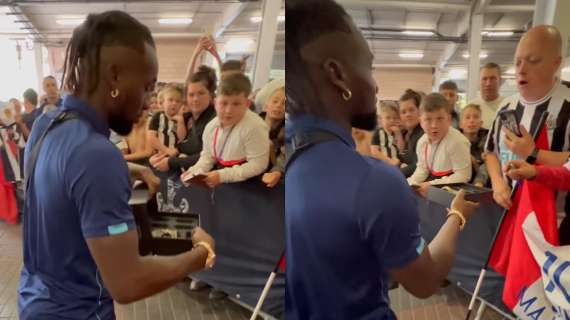 Premier League, un attaccante regala un Rolex a un tifoso - VIDEO