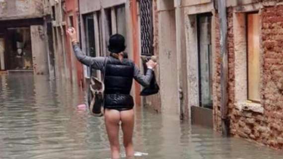 Venezia allagata, lo scatto virale: "Siamo rimasti in mutande"