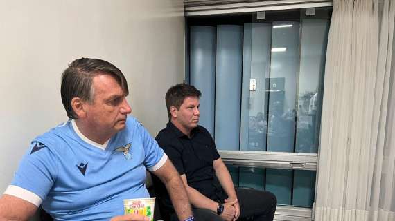 Brasile, Bolsonaro in posa con la maglia della Lazio - FOTO