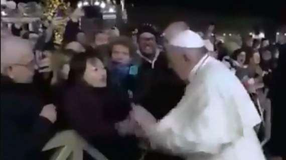 Roma / Vaticano, Papa Francesco si scusa per aver reagito alla fedele