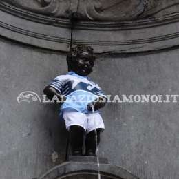 Bruxelles, il Manneken-Pis vestito della Lazio. Eichberg: "Non capita a tutti di essere onorati così..."