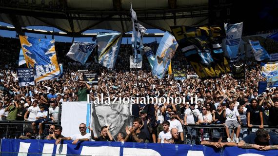 Genoa - Lazio, squadra sotto al settore ospiti: la reazione dei tifosi