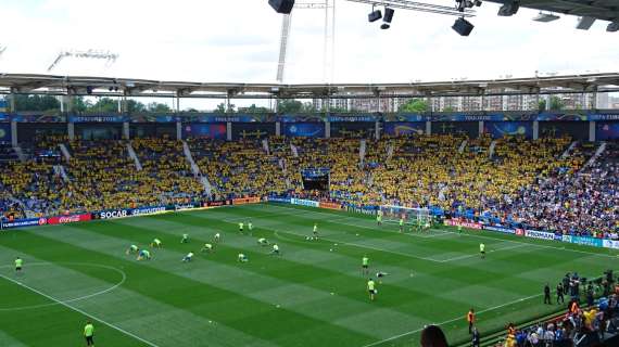 Svezia, derby di Stoccolma sospeso: pioggia di fuochi d'artificio in campo