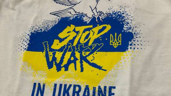 Lazio, nel riscaldamento maglia speciale per l'Ucraina - FT