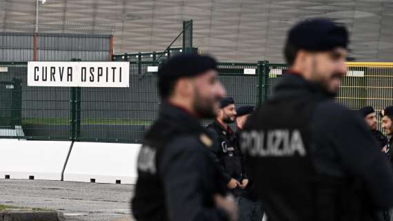 Palermo, notte di tensione: pietre e petardi contro il pullman della squadra