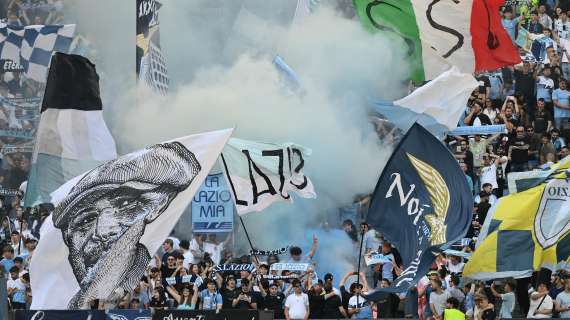 Lazio, la festa continua: tutta la squadra sotto la Nord - VIDEO
