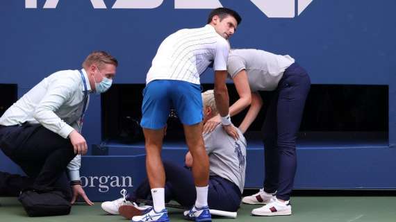 Roland Garros, Djokovic ci ricasca: colpito di nuovo un giudice di linea