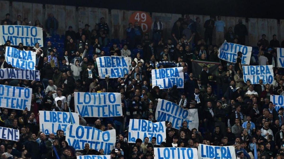 Lazio, non contesta solo la Nord: striscioni esposti in tutti i settori