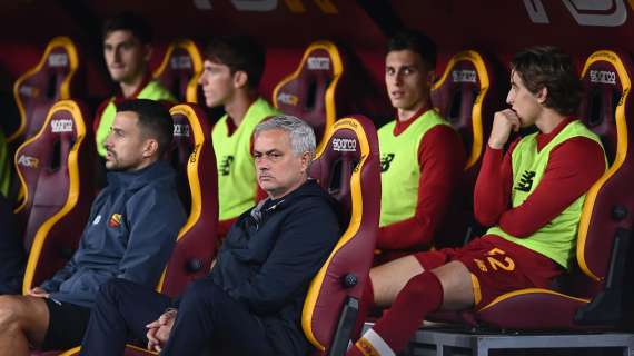 Roma, Staffelli consegna il Tapiro d'oro a Mourinho e lui...