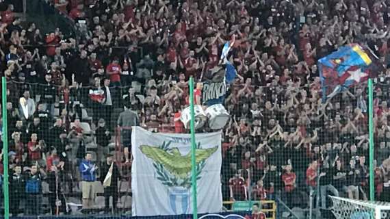 Polonia, gli ultras del Wisla Cracovia mostrano lo stemma della Lazio - FOTO