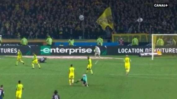 Ligue 1, follia in Nantes-Psg: Diego sbatte contro l'arbitro, lui cerca di sgambettarlo e poi lo espelle