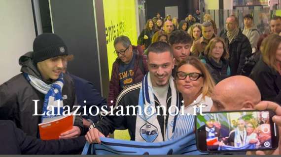 Lazio, Ibrahimovic è atterrato a Fiumicino: l'accoglienza dei tifosi - FOTO&VIDEO