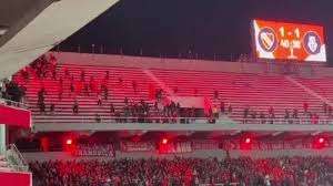 Annullato un match di Copa Sudamericana, gravi violenze sugli spalti: tra i feriti donne e bambini