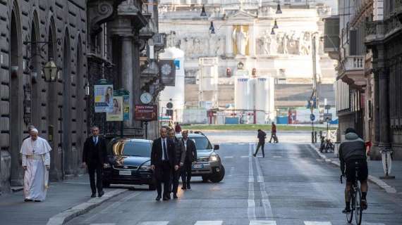 Coronavirus, Papa a piedi per Roma: prega per fine pandemia